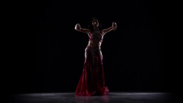 Ο χορός της κοιλιάς τις κινήσεις της είναι μοναδικοί. Μαύρο φόντο. Αργή κίνηση — Αρχείο Βίντεο