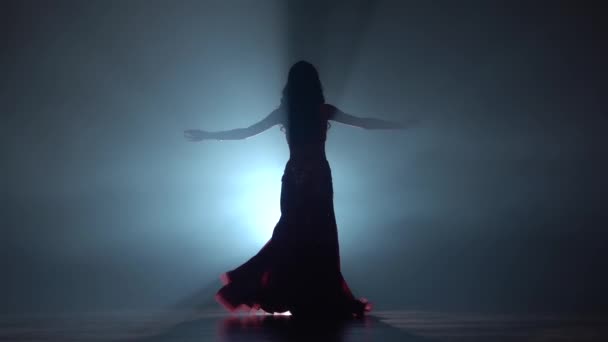 Geleneksel oryantal dansçı kadın duman arka planda dans. Sihouette, hayır. Yavaş hareket — Stok video