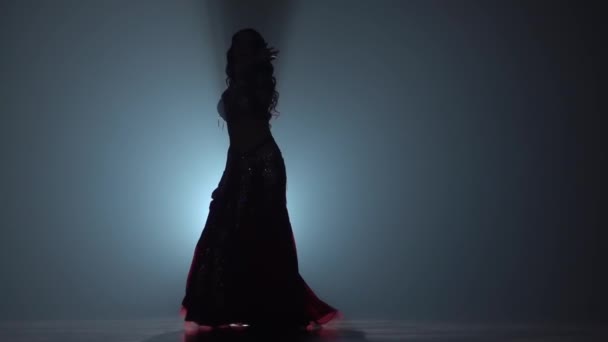 Flicka dansa i klänning på svart rök bakgrund. Med sihouette. Slow motion — Stockvideo