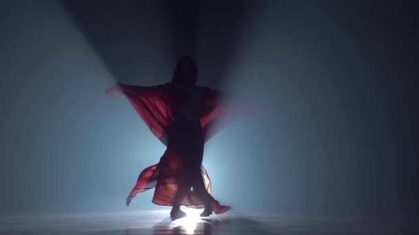 Chica bailando en vestido sobre fondo de humo negro. Sihouette. Movimiento lento — Vídeos de Stock