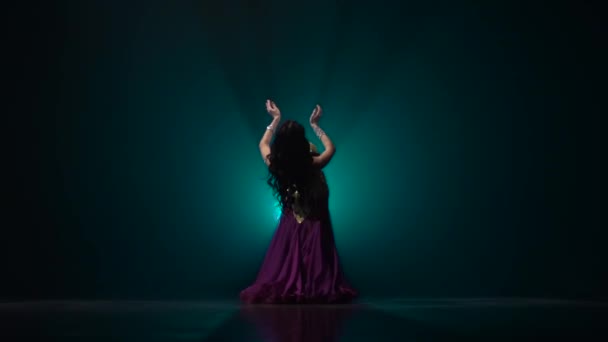 Mujer bailarina de vientre árabe en baile de disfraces exóticos. Fondo de humo. Movimiento lento — Vídeo de stock