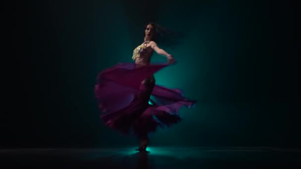 Дівчина з вуаллю в руках танцює танець живота. Дим фону. Повільний рух — стокове відео
