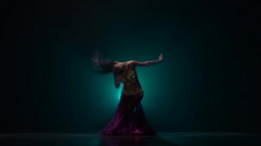 Egzotik elbise dans kadın oryantal dansçı Arabian. Duman geçmişi. Yavaş hareket