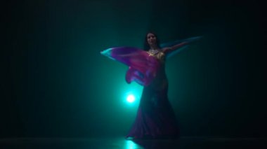 Dansçı kız dans hayranları kullanır devam ediyor. Duman geçmişi. Yavaş hareket