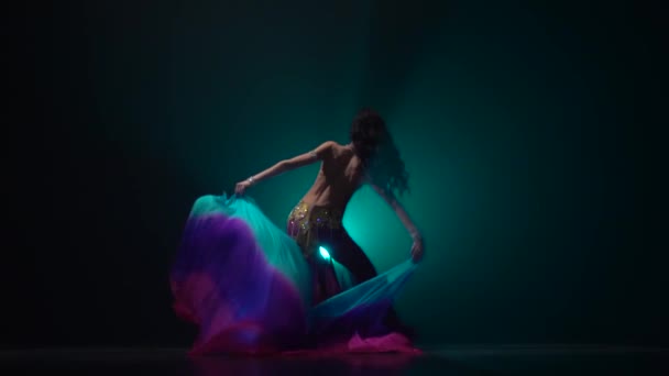 Κορίτσι που χορεύει το χορό της κοιλιάς σε σκοτεινό στούντιο. Καπνό φόντο. Αργή κίνηση — Αρχείο Βίντεο