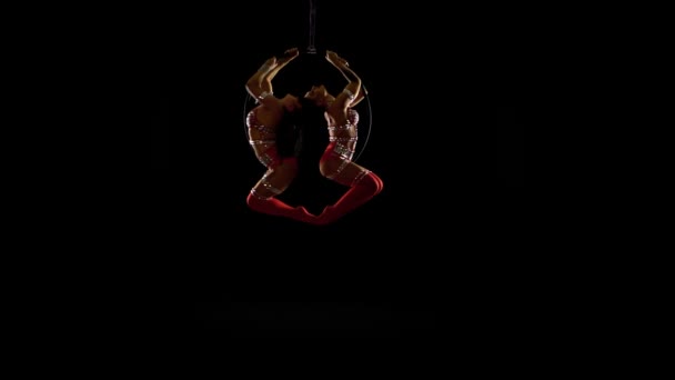 Två antenn akrobat i scenen l utför akrobatiska element. Svart bakgrund — Stockvideo