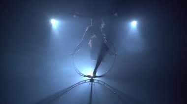 Sahnede havadaki iki akrobat temsili. Siyah duman arka plan. Siluet