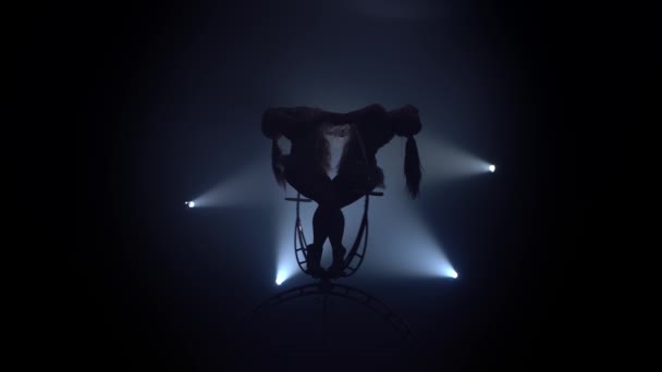 ステージ上の空気中の二つのアクロバット。黒の煙の背景。シルエット — ストック動画