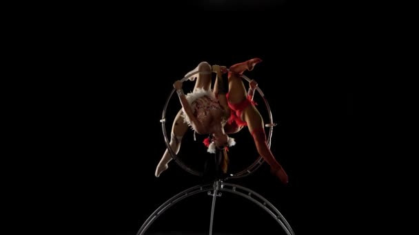 Roteer in de lucht twee gymnasts. Zwarte achtergrond — Stockvideo