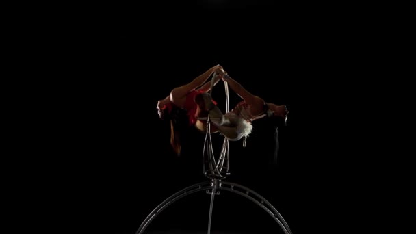 Turnerinnen zeigen einen Trick im Luftkorb. schwarzer Hintergrund — Stockvideo