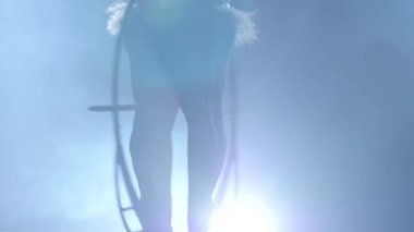 Hava iki jimnasir döndürün. Siyah duman arka plan. Siluet. Yavaş hareket. Yakın çekim