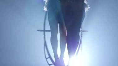 Hava iki jimnasir döndürün. Siyah duman arka plan. Siluet. Yavaş hareket. Yakın çekim