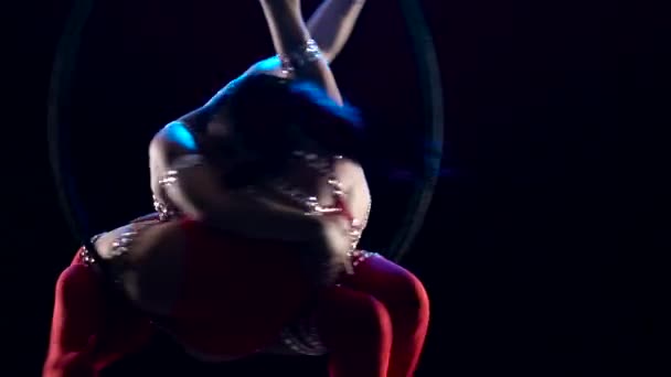 Twee Acrobat in maakt element in de antenne hoepel. Zwarte achtergrond. Slow Motion. Close-up — Stockvideo