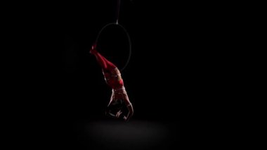Hava ringinde kostüm unsurları akrobat. Siyah arka plan. Yavaş hareket