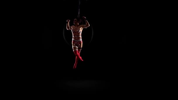 Akrobatisk i kostym element i luften Hoop. Svart bakgrund. Slow motion — Stockvideo