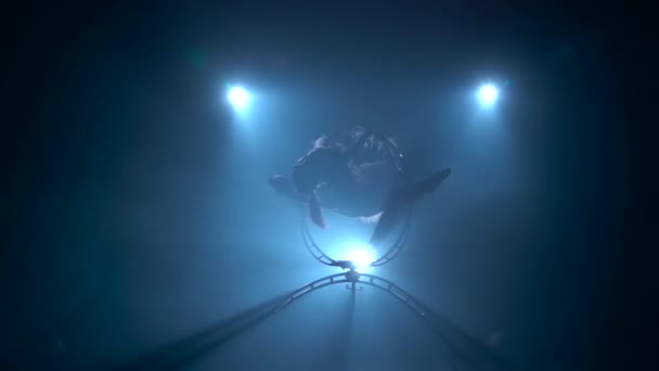 Stunts op het stadium professionele gymnasts rotatie. Zwarte rook achtergrond. Slow Motion. Silhouet — Stockvideo