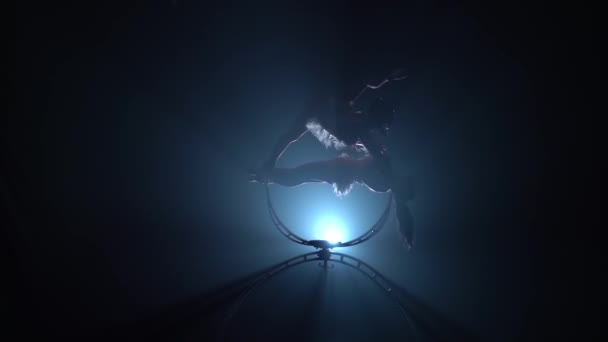 Roteer in de lucht twee gymnasts. Zwarte rook achtergrond. Silhouet. Slow Motion — Stockvideo