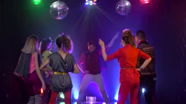 밤 파티에서 춤을 추는 친구. 연기 배경 — 비디오