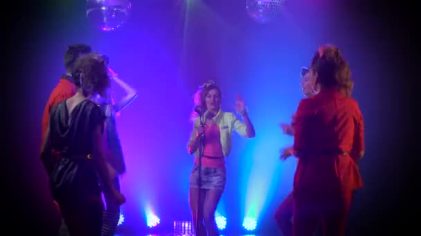 Chica actuando en el escenario mientras el público baila en el estudio de humo — Vídeo de stock