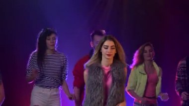Grup insanlar disko ışıkları ile müzik serin dans. Duman arka planı