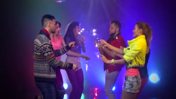 Amigos en el club encienden los bengalas que celebran en la discoteca de humo — Vídeo de stock