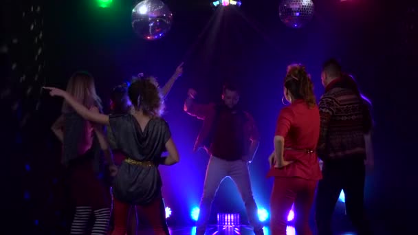 밤 파티에서 춤을 추는 친구. 슬로우 모션. 연기 배경 — 비디오