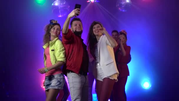 I festaioli si fanno un selfie al nightclub con musica sullo sfondo. Rallentatore — Video Stock