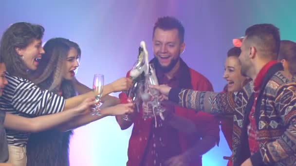 Opgewonden diverse jonge vrienden houden champagneglazen genieten van feest samen. Rook achtergrond. Slow Motion — Stockvideo