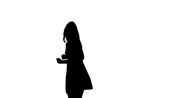 Silhouette eines Mädchens, das fröhlich auf weißem Hintergrund tanzt — Stockvideo
