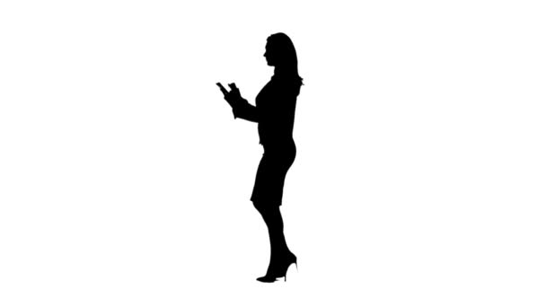 Κορίτσι βόλτες και το χειροκρότημα στον φορητό υπολογιστή. Πλαϊνή όψη. Λευκό φόντο. Σιλουέτα — Αρχείο Βίντεο