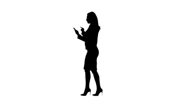 女の子が歩いて、ノートパソコンに拍手。側面図。白の背景。シルエット。スローモーション — ストック動画