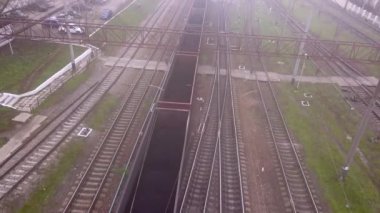 Trenler ile büyük tren deposu