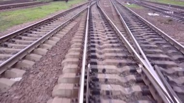 Tren istasyonunda demiryolu hattı. Subjektif görünüm.
