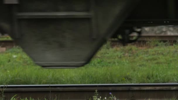 Ruedas del tren moviéndose a lo largo de los carriles de primer plano — Vídeos de Stock