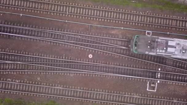 Flyger över tomt gods tåg flyttar förbi — Stockvideo