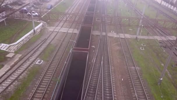 Stor tågdepå med tåg — Stockvideo