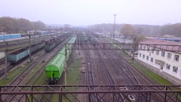 Vista aérea aérea de trenes y vías de mercancías en un patio ferroviario — Vídeos de Stock