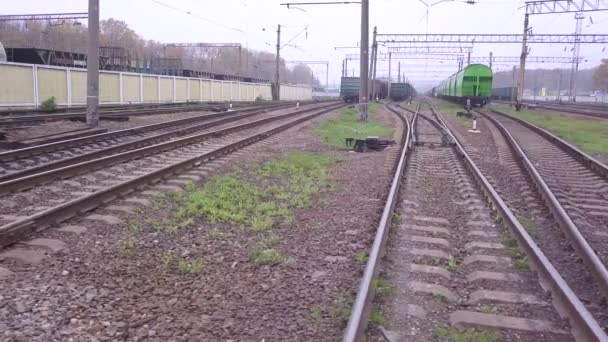 Las vías del tren en la estación de tren. Vista subjetiva — Vídeo de stock