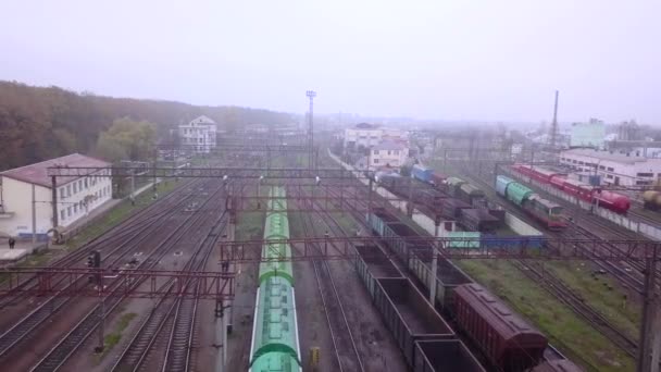 Над огромной железнодорожной станцией — стоковое видео