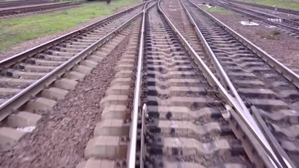 Linea ferroviaria alla stazione ferroviaria. Vista soggettiva . — Video Stock
