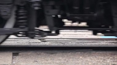 Tren rayları closeup hareketli tekerlekleri