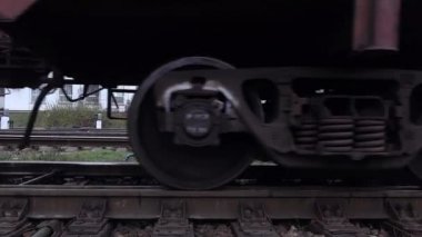 Tren rayları closeup hareketli tekerlekleri