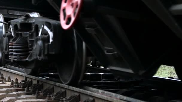 Feche as rodas do trem de carga de minério de ferro que passa. Movimento lento — Vídeo de Stock
