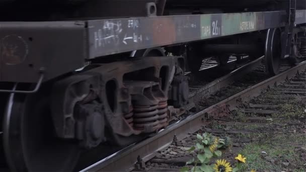 铁路轨道和火车车轮的特写镜头 — 图库视频影像