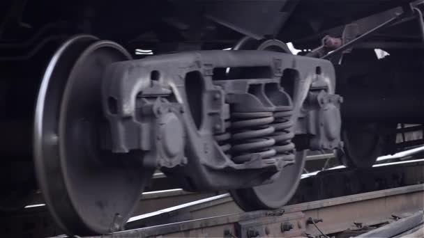 Close-ups van staal diesel Railcar trein Bogie wielen — Stockvideo