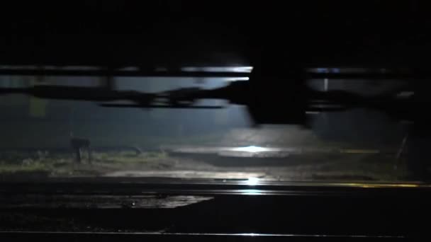 Грузовой поезд, железные колеса крупным планом — стоковое видео