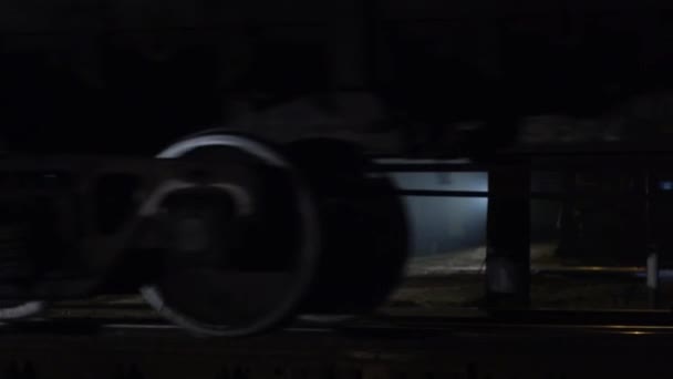 Wagony poruszają się po szynach — Wideo stockowe