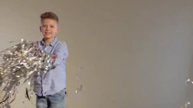 Genç etrafında dönen ve frippery kusma yavaş hareket.