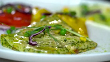 Bir restoranda usta şef tarafından yapılan gurme renkli krep.