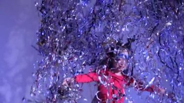 Küçük kız gri arka planda simler atma